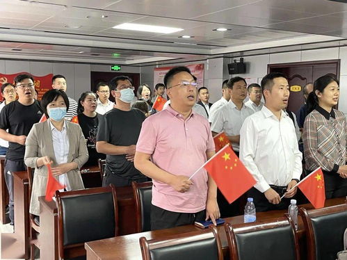 黨史宣講進(jìn)機(jī)關(guān) 深學(xué)篤行強(qiáng)擔(dān)當(dāng) 聊城市 背紅色挎包 講紅色故事 黨史宣講團(tuán)走進(jìn)市住房公積金管理中心