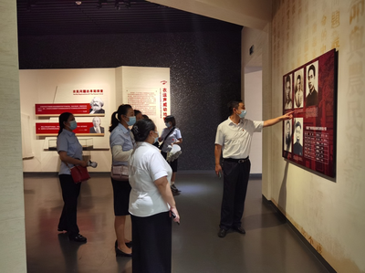 乘紅色雙層巴士 傳承紅色教育 重溫入黨誓詞 湖北公路客運(yùn)集團(tuán)主題黨日活動(dòng)走進(jìn)武漢革命博物館