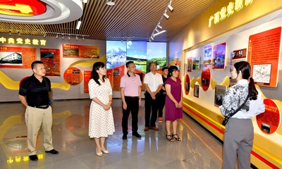 博白林場(chǎng)到高峰森林公園交流學(xué)習(xí)黨史館建設(shè)和林下經(jīng)濟(jì)發(fā)展模式