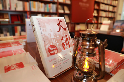 張文宏昨在復(fù)旦擔(dān)任“輪值店長(zhǎng)”談沉浸式閱讀學(xué)黨史,“思南·初心書(shū)房”復(fù)旦站啟動(dòng)